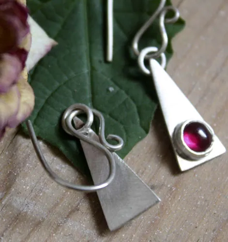 Adasam, aretes triangulares en plata con piedra de nacimiento (granate, amatista, aguamarina, piedra de luna, ónix, alejandrita, rubí, peridoto, zafiro, ópalo, citrino, turquesa)