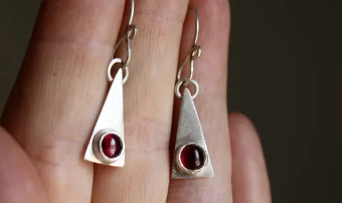 Adasam, aretes triangulares en plata con piedra de nacimiento (granate, amatista, aguamarina, piedra de luna, ónix, alejandrita, rubí, peridoto, zafiro, ópalo, citrino, turquesa)