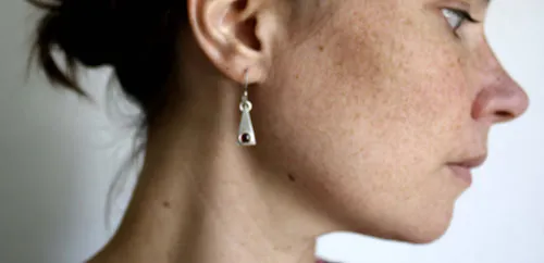 Adasam, aretes triangulares en plata con piedra de nacimiento (granate, amatista, aguamarina, piedra de luna, ónix, alejandrita, rubí, peridoto, zafiro, ópalo, citrino, turquesa)