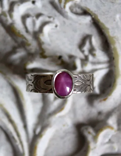 Adelaida, anillo medieval en plata y zafiro estrella rosa