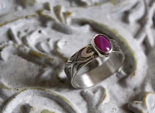 Adelaida, anillo medieval en plata y zafiro estrella rosa