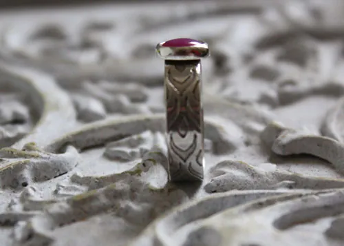 Adelaida, anillo medieval en plata y zafiro estrella rosa