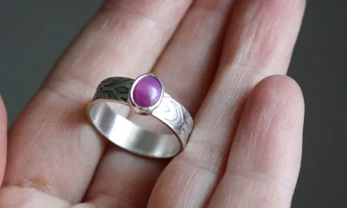 Adelaida, anillo medieval en plata y zafiro estrella rosa