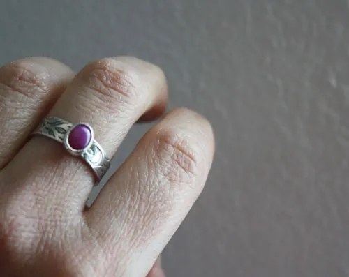 Adelaida, anillo medieval en plata y zafiro estrella rosa
