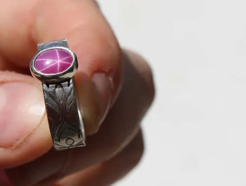 Adelaida, anillo medieval en plata y zafiro estrella rosa