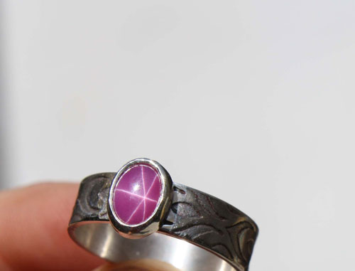 Adelaida, anillo medieval en plata y zafiro estrella rosa