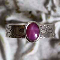 Adelaida, anillo medieval en plata y zafiro estrella rosa