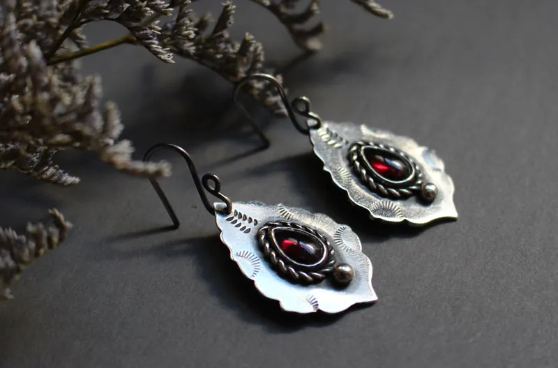 Adeona, aretes de arquitectura romana antigua en plata y granate