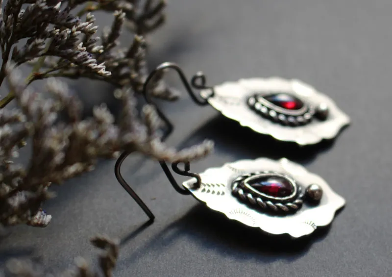 Adeona, aretes de arquitectura romana antigua en plata y granate