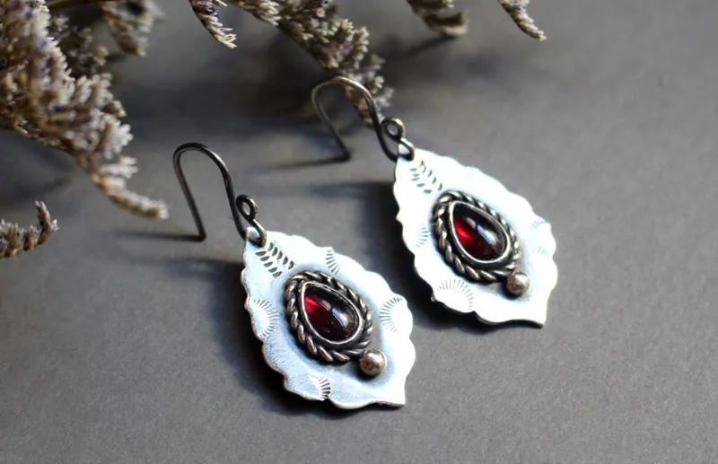 Adeona, aretes de arquitectura romana antigua en plata y granate