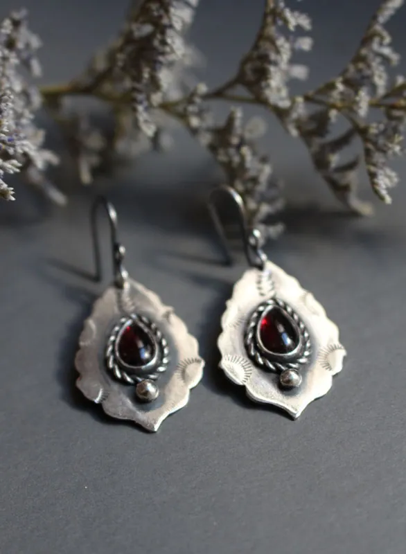 Adeona, aretes de arquitectura romana antigua en plata y granate