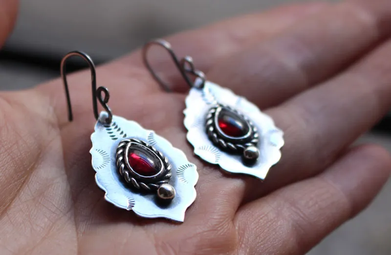Adeona, aretes de arquitectura romana antigua en plata y granate