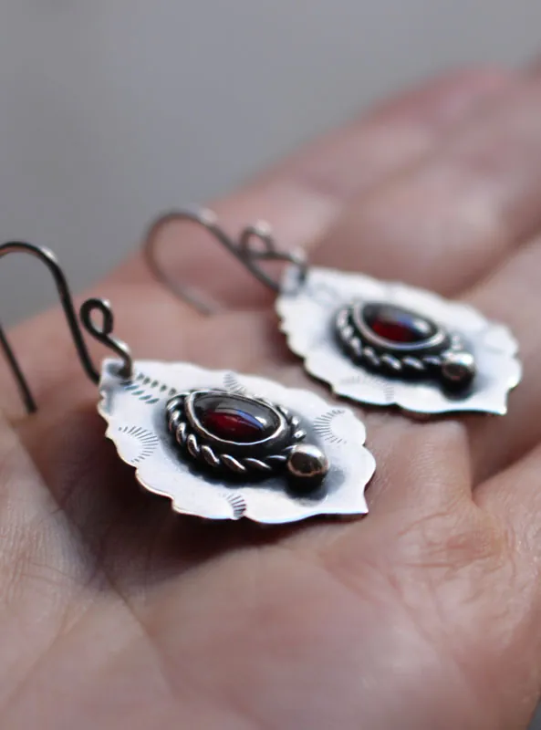 Adeona, aretes de arquitectura romana antigua en plata y granate