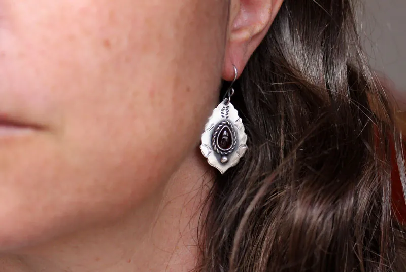 Adeona, aretes de arquitectura romana antigua en plata y granate