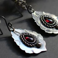 Adeona, aretes de arquitectura romana antigua en plata y granate