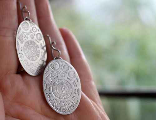 Agujas mecánicas, aretes engranajes steampunk en plata