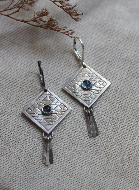 Akapana, aretes cometa en plata y zircón azul
