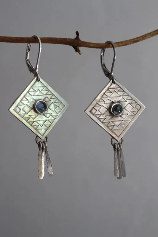 Akapana, aretes cometa en plata y zircón azul