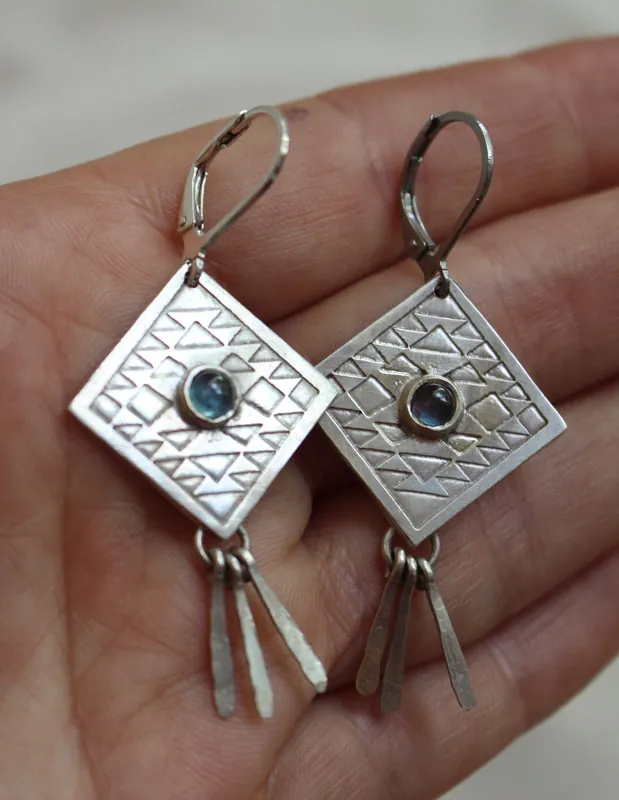 Akapana, aretes cometa en plata y zircón azul