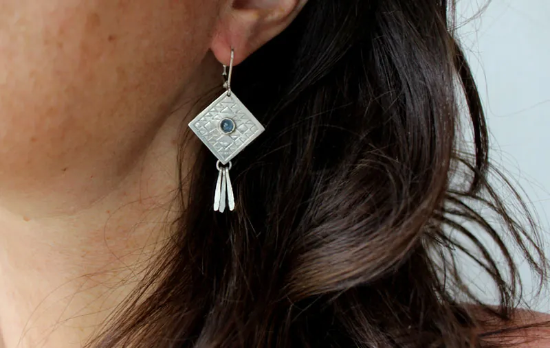 Akapana, aretes cometa en plata y zircón azul