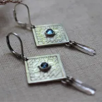 Akapana, aretes cometa en plata y zircón azul