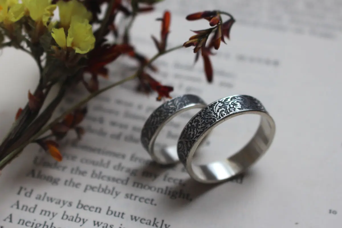 Alianzas helecho y amapola, anillo botánico de plata