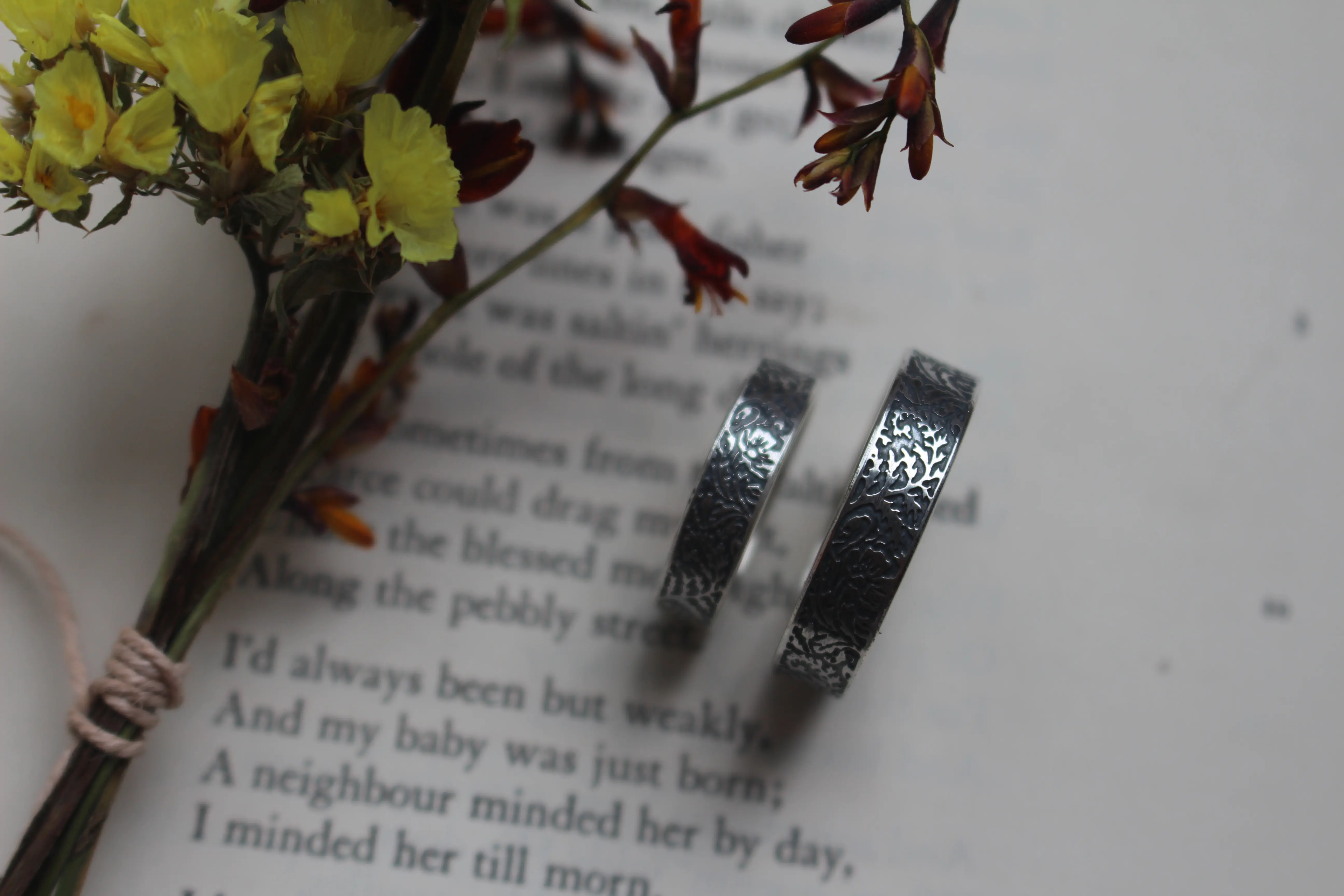 Alianzas helecho y amapola, anillo botánico de plata