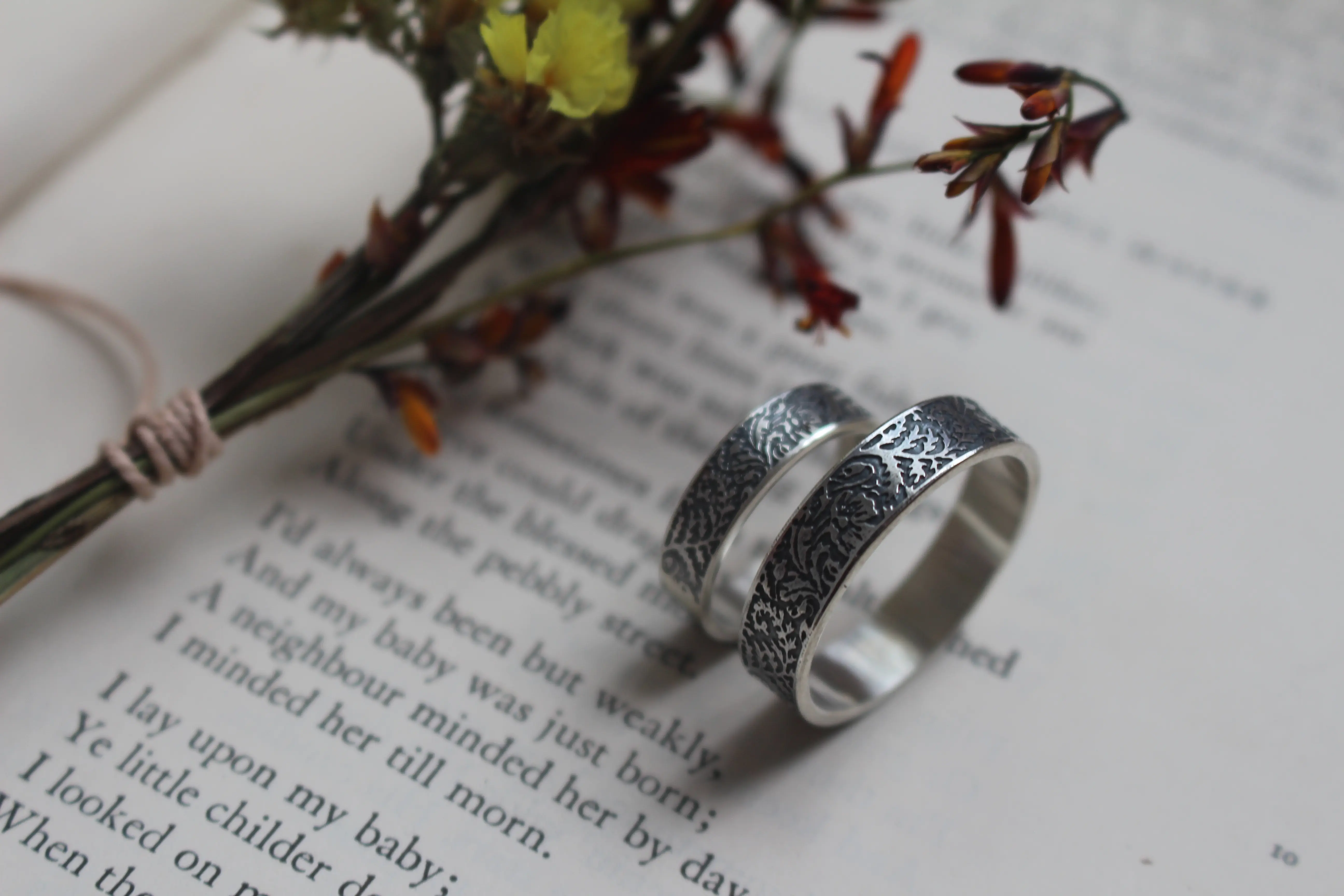 Alianzas helecho y amapola, anillo botánico de plata