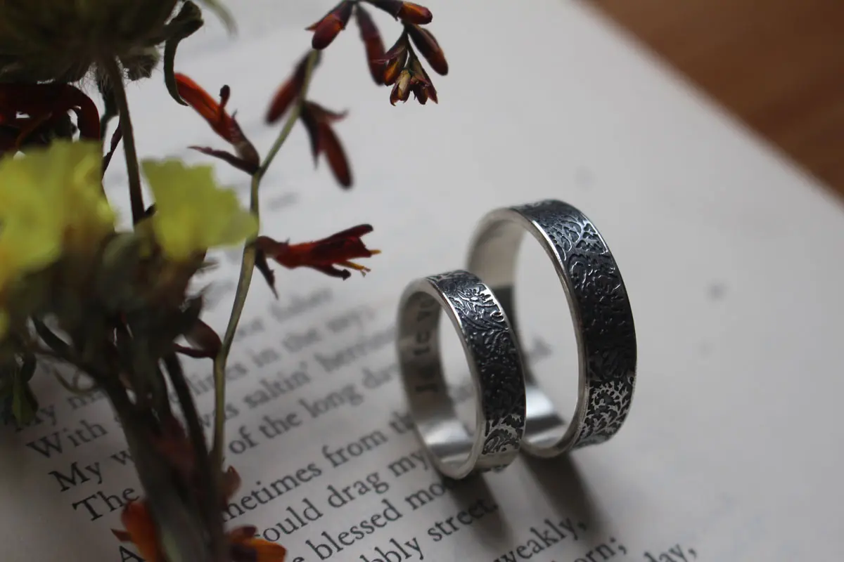 Alianzas helecho y amapola, anillo botánico de plata