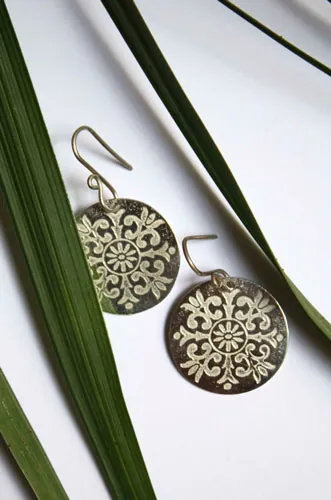 Alixia, aretes barrocos con flor de lis en plata