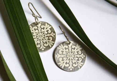 Alixia, aretes barrocos con flor de lis en plata