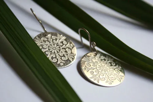 Alixia, aretes barrocos con flor de lis en plata
