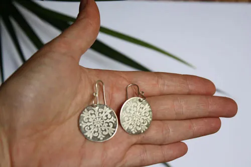 Alixia, aretes barrocos con flor de lis en plata