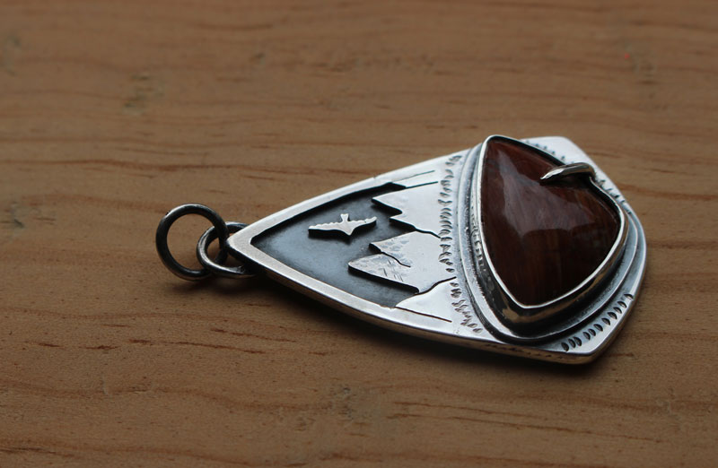 Allá arriba, dije águila de montaña en plata y jaspe rojo