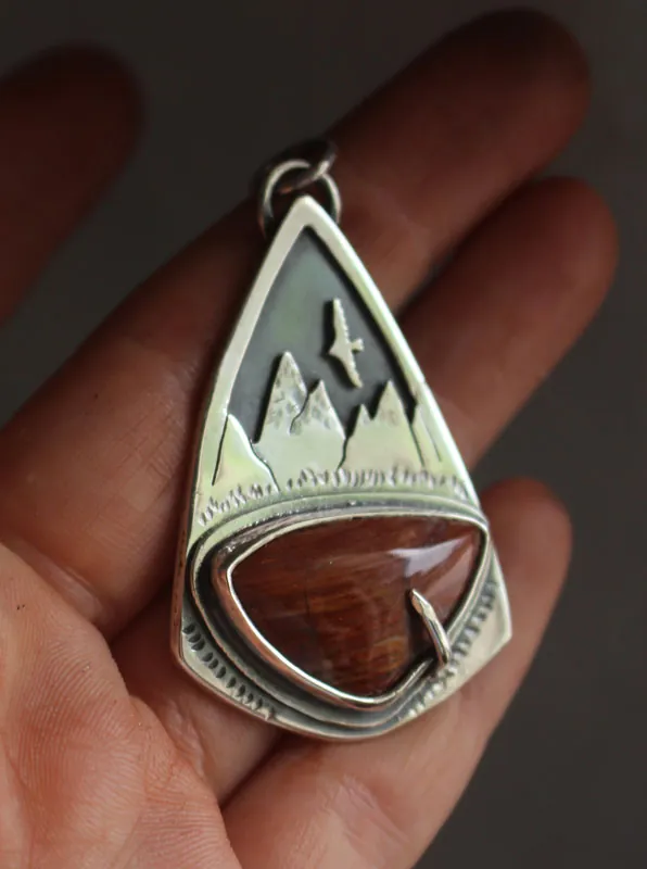 Allá arriba, dije águila de montaña en plata y jaspe rojo