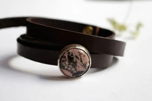 Almut, pulsera nobleza medieval en plata, latón, cuero y rodonita