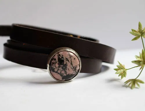 Almut, pulsera nobleza medieval en plata, latón, cuero y rodonita