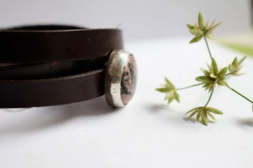 Almut, pulsera nobleza medieval en plata, latón, cuero y rodonita