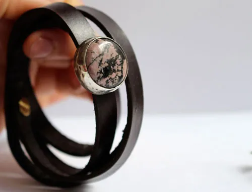 Almut, pulsera nobleza medieval en plata, latón, cuero y rodonita