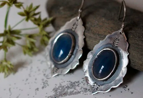 Ama, aretes agua amerindia en plata y ágata azul