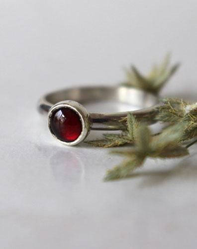 Amapola, anillo flor roja en plata y granate