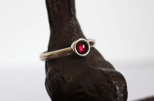 Amapola, anillo flor roja en plata y granate