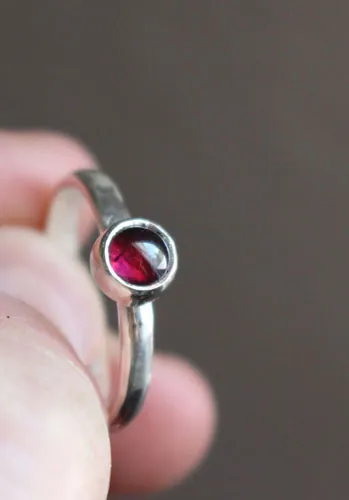 Amapola, anillo flor roja en plata y granate