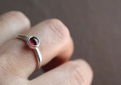 Amapola, anillo flor roja en plata y granate