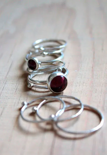 Amapola, anillo flor roja en plata y granate
