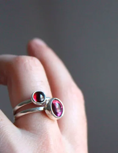 Amapola, anillo flor roja en plata y granate