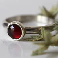 Amapola, anillo flor roja en plata y granate