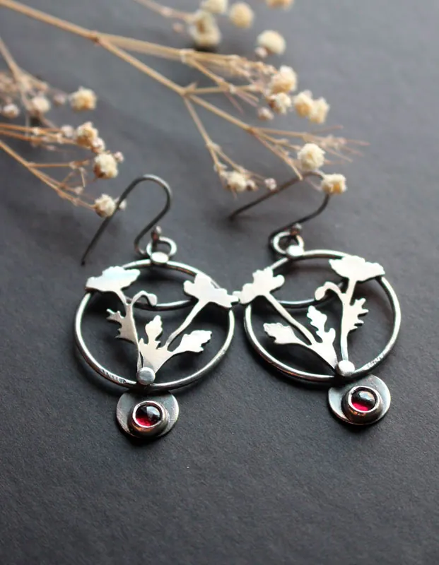 Amapola silvestre, aretes flor efímera en plata y granate