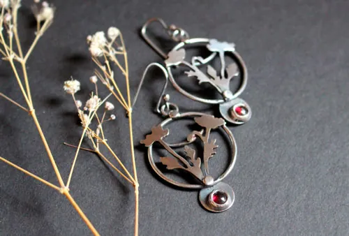 Amapola silvestre, aretes flor efímera en plata y granate