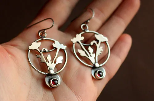 Amapola silvestre, aretes flor efímera en plata y granate